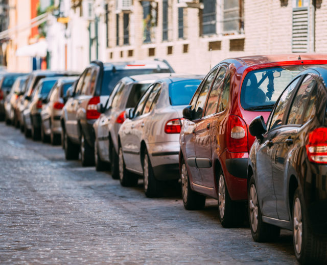 Des véhicules garés dans une rue les uns derrière les autres - Felicitta Parc, stationnements et parking à Sète